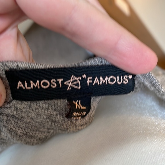 Almost Famous knit top with keyhole detail XL - Picture 4 of 4